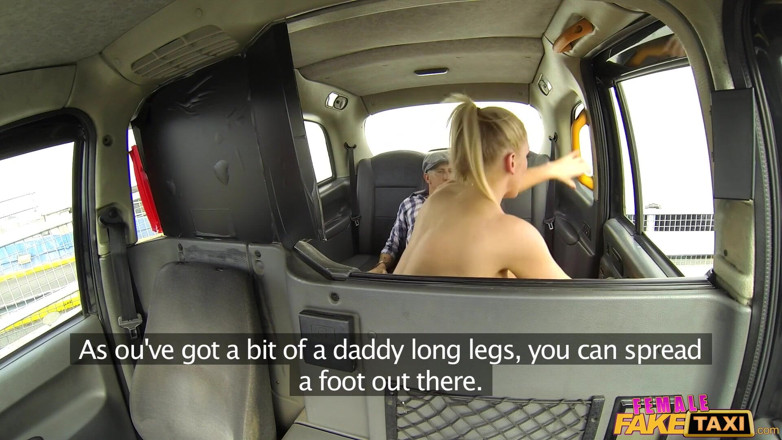 Female Fake Taxi: Ženský fake taxi - prsatá řidička dává herci hluboké kouření a pak...