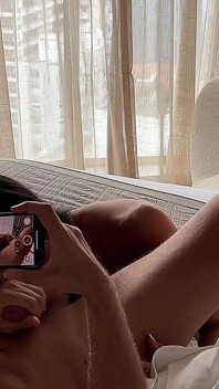 Le piace strozzarsi ed essere schiaffeggiata con un grosso cazzo - bruna trans bollente fa pompino hardcore e rimjob bts