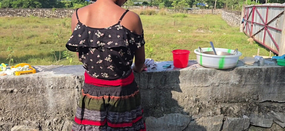 SafeRosebush8: Banho vídeo pornô com minha esposa sutiã branco calcinha rosa