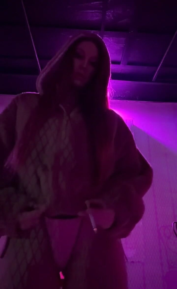 Artemisia Love: Одна — сигарета в бікіні та куртці в клубі