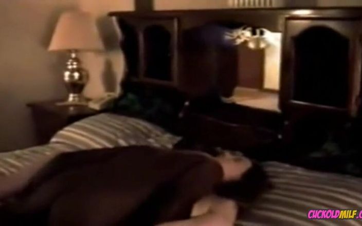 Cuckold MILF: 2000年代のビンテージビデオで不貞の妻を持った夫の妻を持った夫の熟女