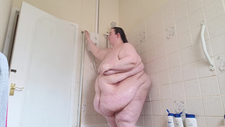 SSBBWLadyBrads: Duşta sallıyor ve çamaşır yıkıyor