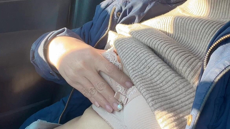 sweethanajapanese: Ea deschide pizda păroasă în mașină, apoi du-te afară pișat