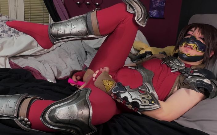 Damaged cosplays: Femboy Taki cosplayer kont neuken met roze vibrator en klaarkomen