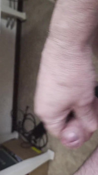 Il mio amico si siede su una sedia e si masturba guardando Vidio finché non ha un orgasmo