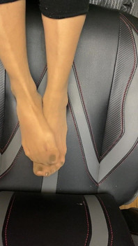 長いつま先とストッキングのセクシーな小さな足