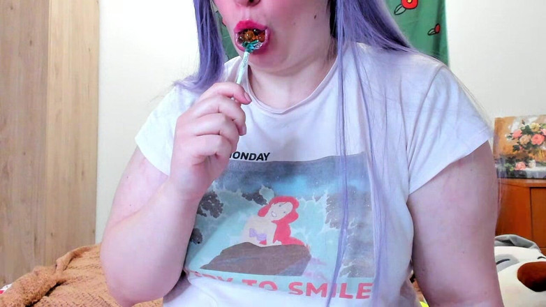 AssGives: Une BBW suce une sucette