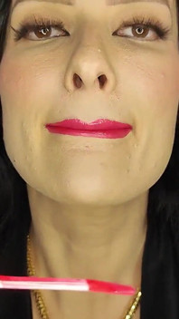 Une rose ultra collante s’embrasse passionnément sur le visage d’un homme