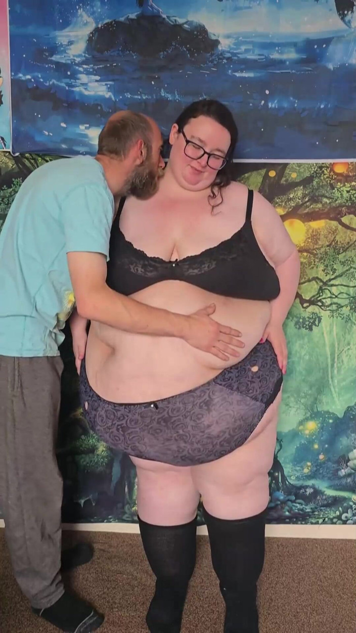 SSBBW Hunter: SSBBW rozebrał się do bielizny część 1