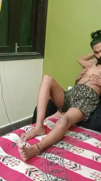 रसदार 18 साल की दुबली देसी प्रेमिका की भारतीय मर्द द्वारा चुदाई