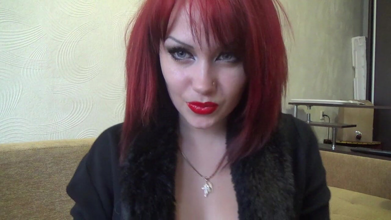 Goddess Misha Goldy: Je mets beaucoup de lèvres rouges et de brillant sur...