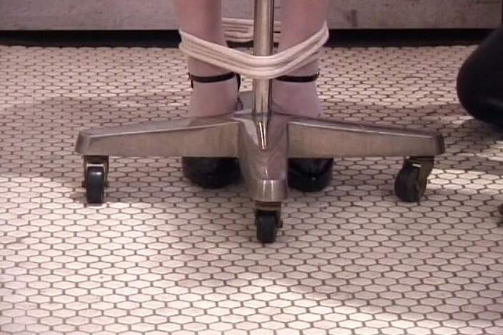 NM fetish femdom videos by Princess Nikki Cruel: Super sexy blonde MILf mag es, wenn ihre nippel weh...