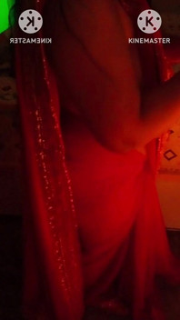 Pankhuri Kunal Atirando Em Vermelho No Quarto De Hotel