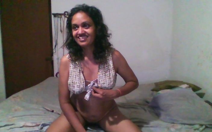 Redina: Femme de ménage dans une chambre habillée