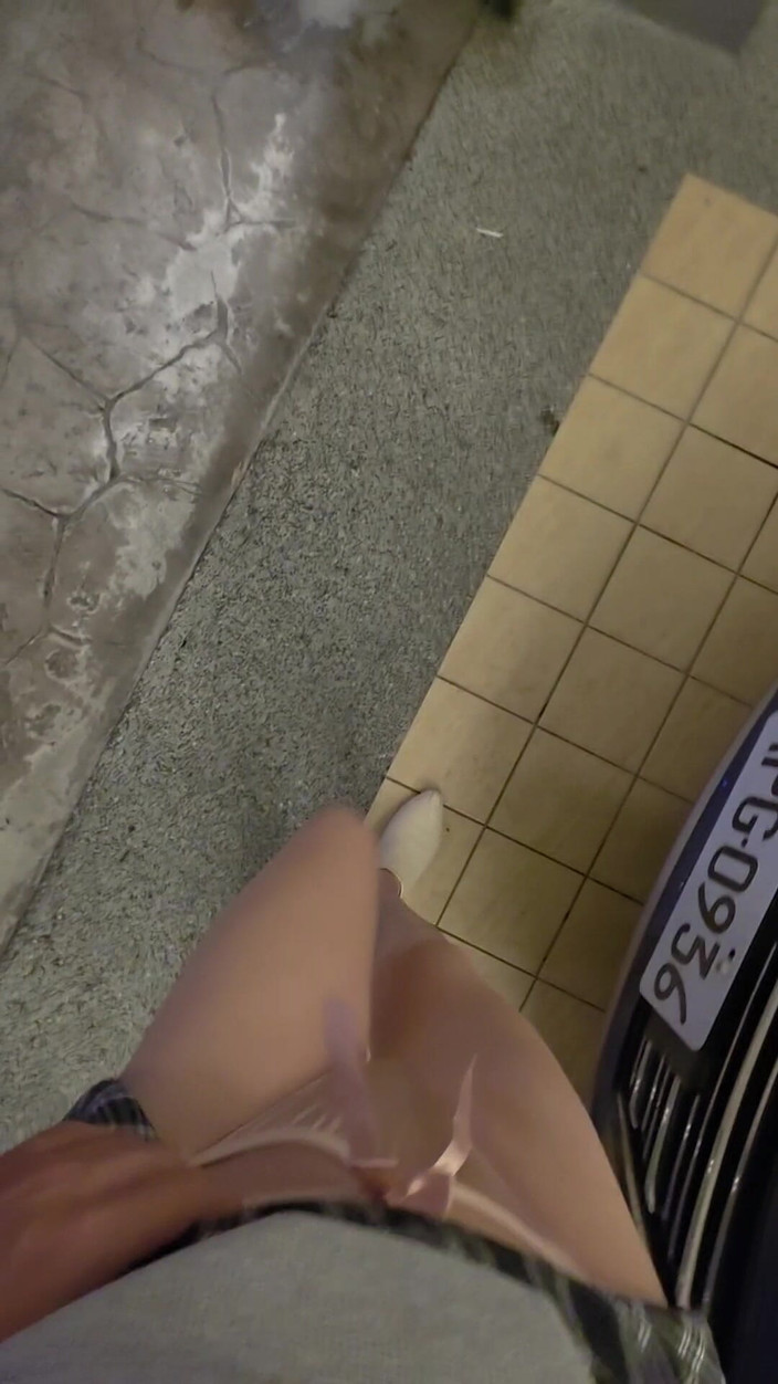 Taiwancdgirl: Mostrando calcinha na garagem do motel