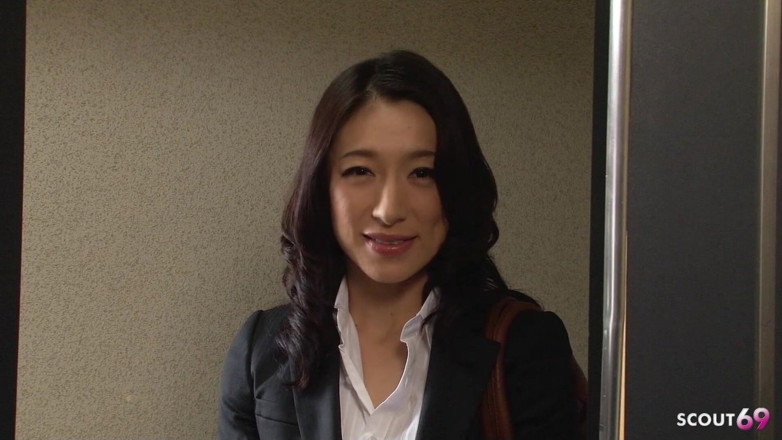 Asian porn collection: Nymphomanische japanische reife lehrerin verführt jungen mit großem schwanz zum...