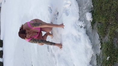 Bastet: Swingers. Două cupluri căsătorite joacă în zăpada goale. Femeile se în zăpadă și...