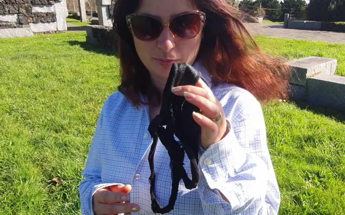 Pissing Everywhere: Fetiš. Sexy dospívající dívka čůrá ve stoje v parku