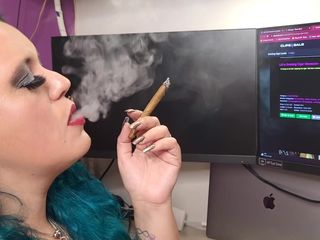 Lilli Cukierek Cox: Fumando um habano cigarrilha enquanto verifica nossa loja