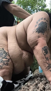 Nas folhas de outono, ele dobra essa gorda sobre aquela árvore grande