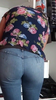 Ma Belle-mère Essaye Le Jean Pendant Que Je Me Masturbe En Admirant Son Gros Cul Et Sa Chatte Poilue.
