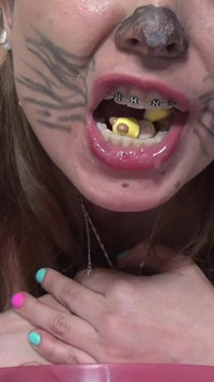 Sexy Kitten Slikt Gummibeertjes!!