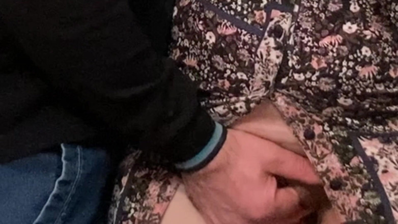 Niki studio: Seltsamer perverser reibt muschi in einer U-bahn