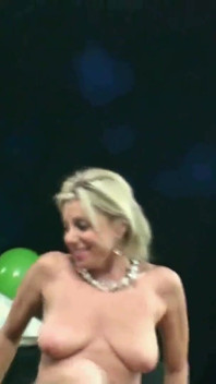Două bunicuțe satisfac un fetiș cu explozie de balon