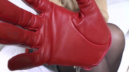 Lady Victoria Valente: Annusare intensamente i miei guanti di pelle rossa, Lady Victoria...