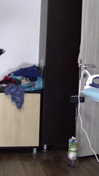 Bruna Sexy Che Fa Le Faccende Nude in Giro per La Casa.