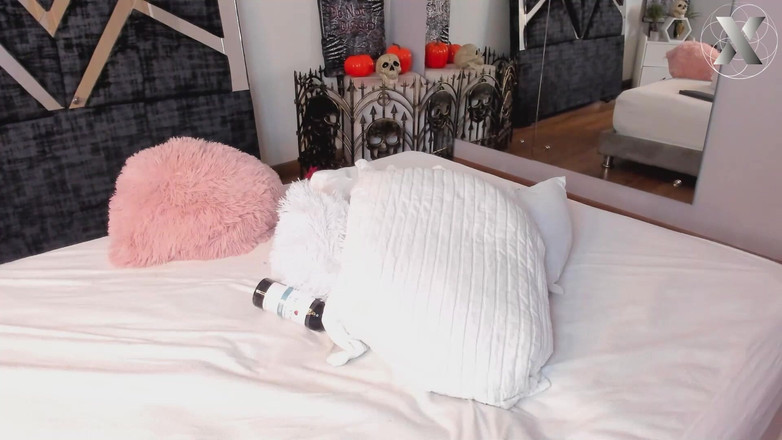 Feet Lovers club: 我的食指在我湿漉漉的阴户上施展魔法