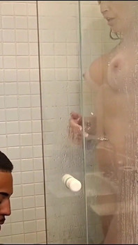 Agatha Mama onder de Douche Is Hoter Man BBC arriveert net als MILF-vrouw aan het douchen is