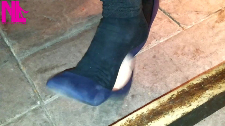 Nyllady: Colgando en zapatillas de ballet azules en un bar