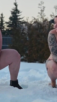 Swingers. İki evli çift açık havada karda çıplak oynuyor. Kadınlar karda işiyor ve erkekler yalıyor