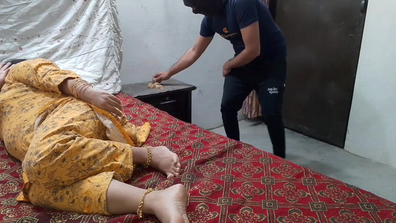 QueenbeautyQB: Hintli Sıcak Desi Bhabhi ile Seks