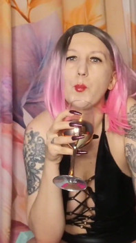 Lady Angela Femdom Zeiță scuipat într-un glas apoi turnând-o