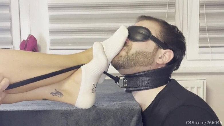 Deep Sole Devotion: Escrava de pés de olhos vendados em uma coleira - dominação...