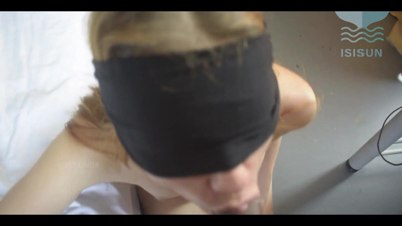 Isis Sun: Awek berkongkek dengan seorang lelaki yang membantunya di tepi jalan...