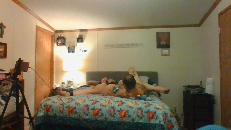 Satin Lady: Satindame lässt Jrock mit den Spielsachen spielen.