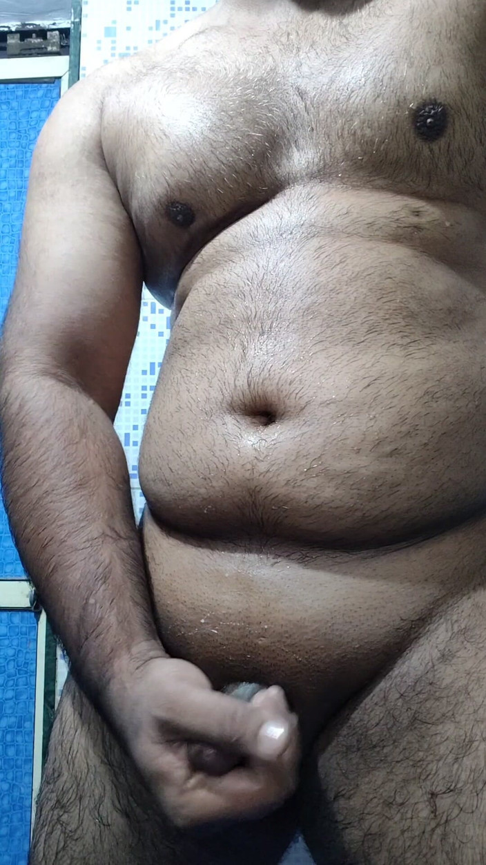 The Greek God: Uomo indiano muscoloso che si masturba in piedi