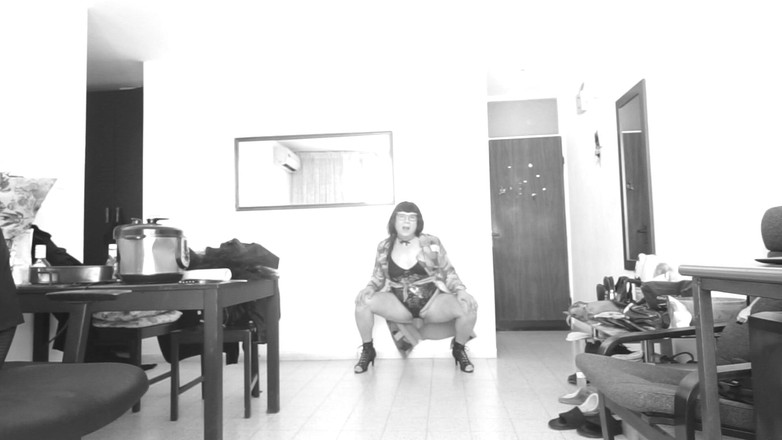 Voyager: Abre felizmente su abrigo otoñal y muestra todo lo que...