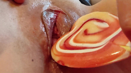 Winonna8: Candy a kundička milfka si hrají