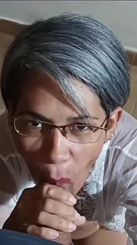 私は角質で、私とセックスする義理の息子を探しています。私は彼のチンポが大好きです。