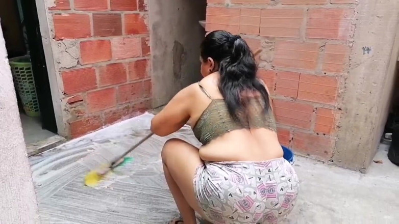 Adribella69: La Pute Même De Ma Demi-soeur Nettoie Le Patio De...