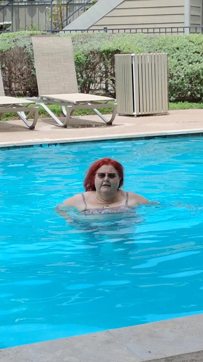 BBW nurse Vicki adventures with friends: 夏がやってきました!ビッグナース・ヴィッキースタイルの初めてのプール訪問の時間です!