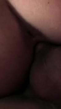 Sarışın orta yaşlı seksi kadın ahırda vahşice kalın yarağa binmeyi öğreniyor