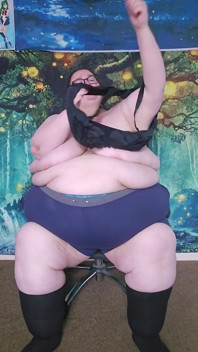 Grandota se pone la ropa después del cuerpo de la ducha