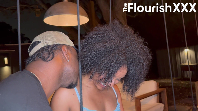 The Flourish XXX: 자정 로맨스로 변하는 저녁 틴더 데이트