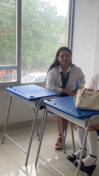 Profesorul îl seduce pe student să ia cursul următor