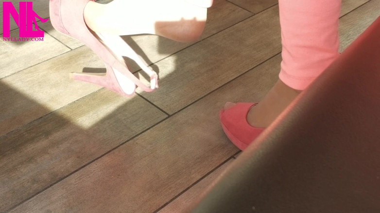 Nyllady: Sapataria com salto alto em um bar